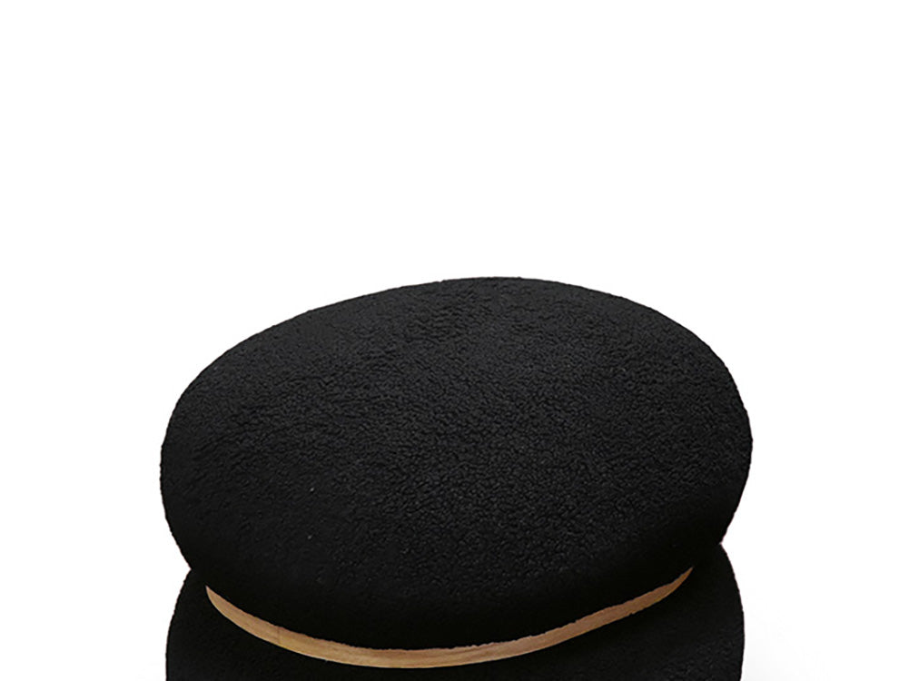 pouf boston ovale in tessuto effetto lana nero e anello in legno, dettaglio delle cuciture e materiali di rivestimento