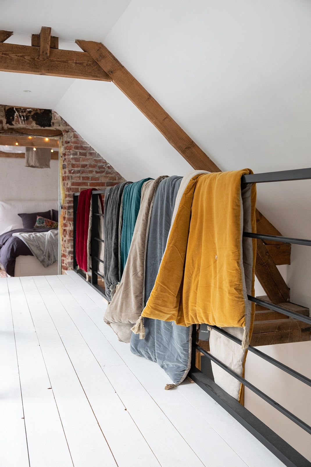 piumino con pompon elise verde grigio, colore verde grigio, taglia 80 x 180. copertura da letto ideale per l’inverno, unisce...