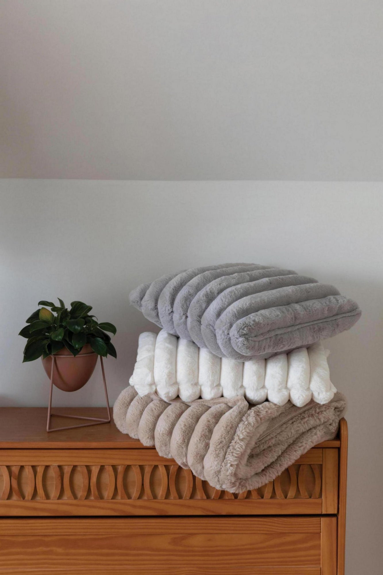 plaid alice lino, colore lino, taglia 130 x 160. coperta plaid soffice e calda, ideale per coccolarsi nelle stagioni fredde