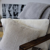 plaid georgia perla, colore perla, taglia 140 x 180. dettaglio decorativo che arricchisce letto, divano o poltrona