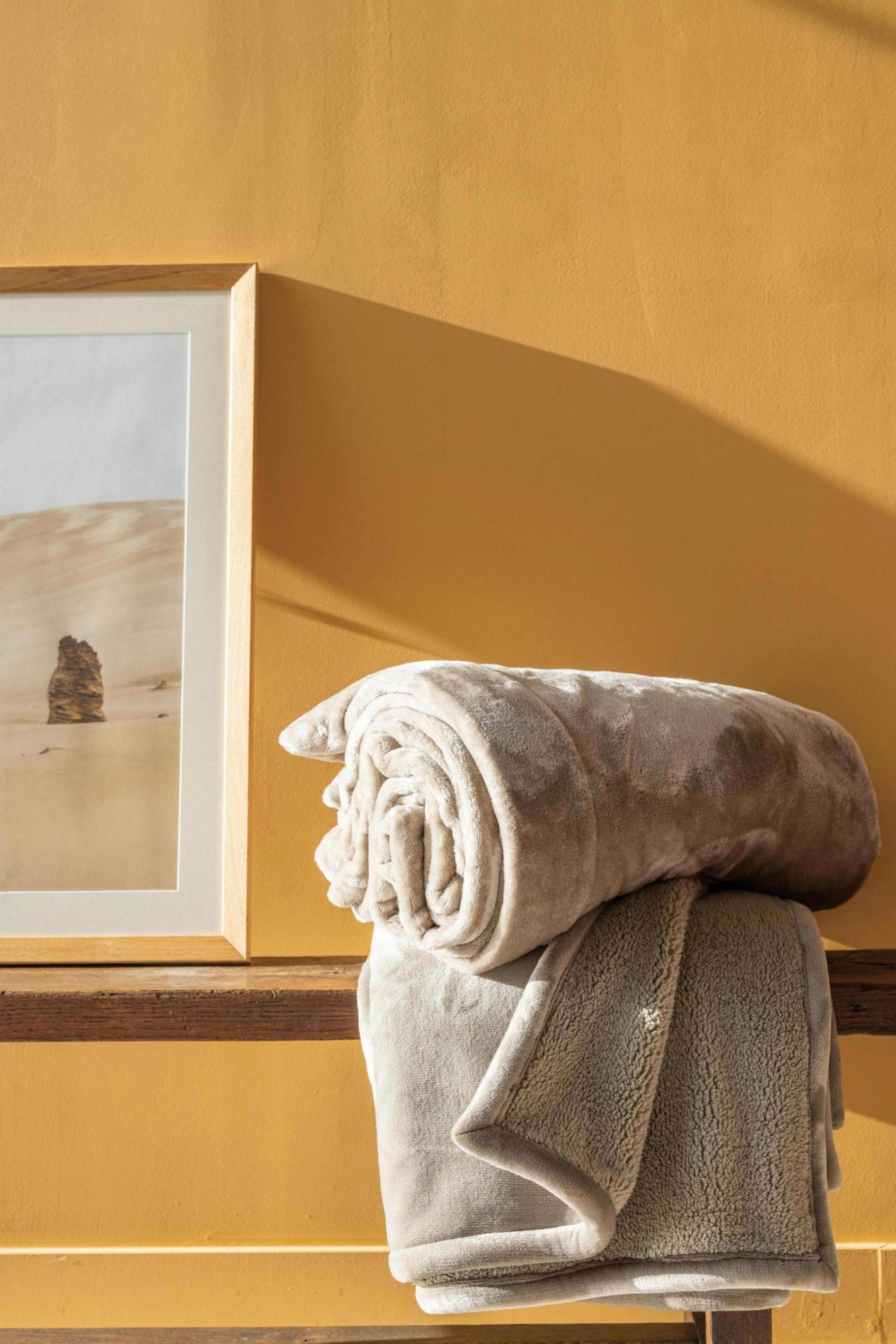 plaid tender ciottolo, colore ciottolo, taglia 150 x 200. versatile e pratico per ogni angolo della casa, dal soggiorno alla...