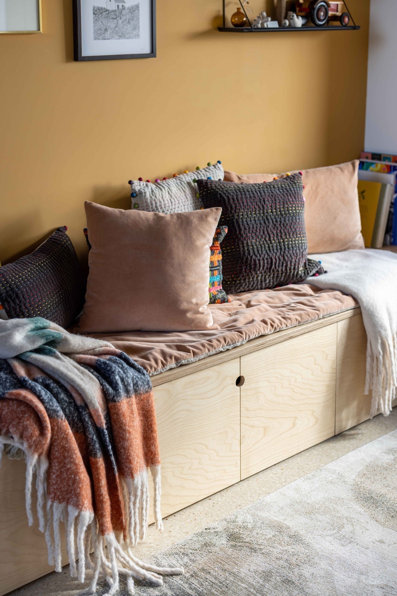 plaid a righe riciclato isabel castagno, colore castagno, taglia 130 x 160. dettaglio decorativo che arricchisce letto,...