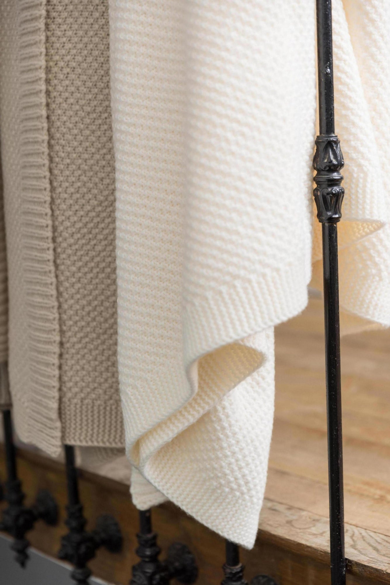 plaid in maglia riciclata danilo avorio, colore avorio, taglia 130 x 160. versatile e pratico per ogni angolo della casa,...