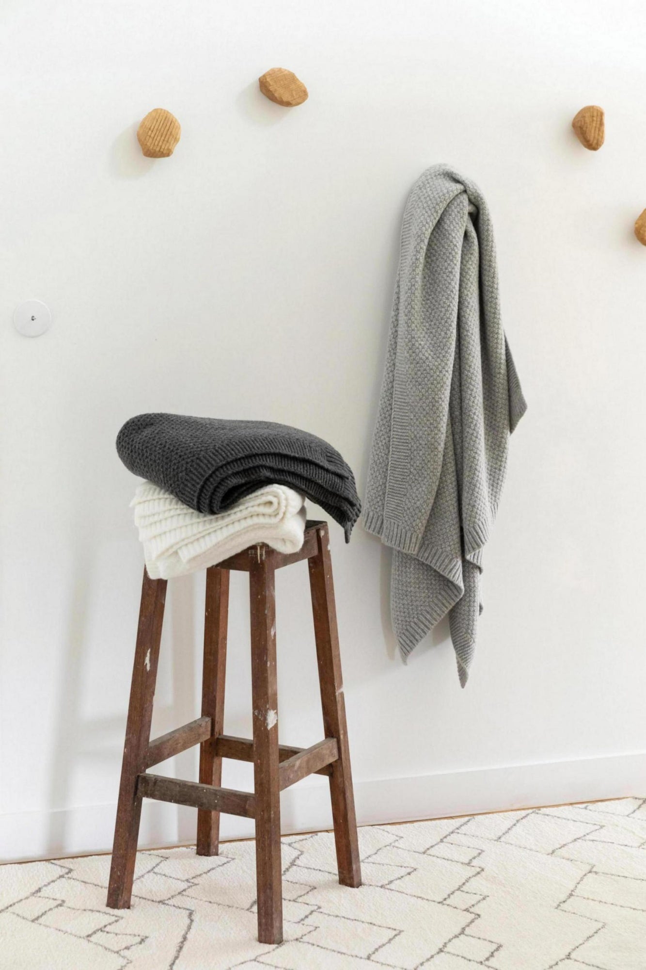 plaid in maglia riciclata danilo carbone, colore carbone, taglia 130 x 160. coperta plaid soffice e calda, ideale per...