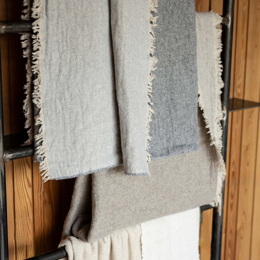 plaid riciclato bruna perla, colore perla, taglia 130 x 180. coperta plaid soffice e calda, ideale per coccolarsi nelle...