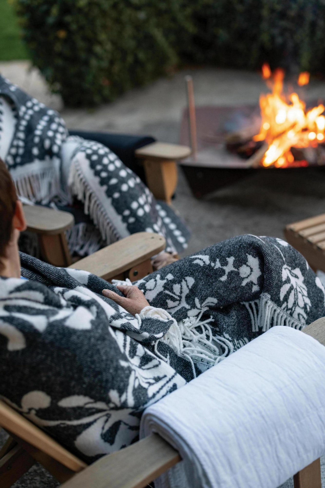 plaid riciclato gini carbone, colore carbone, taglia 127 x 160. ideale per momenti di relax, lettura o riposo sul divano