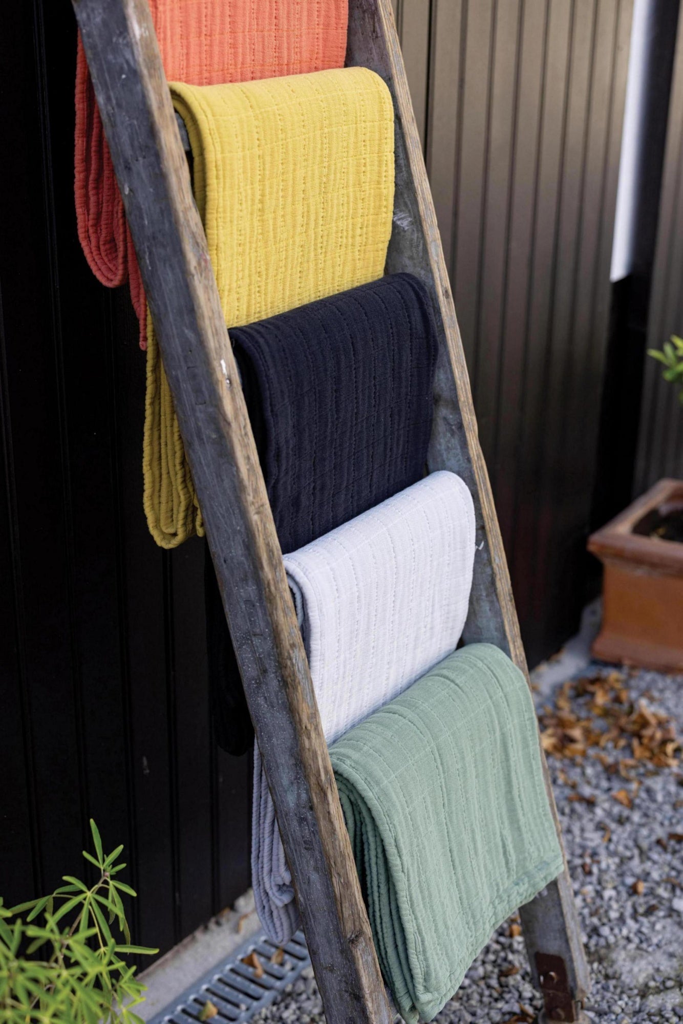 plaid riciclato lisa nero, colore nero, taglia 140 x 200. versatile e pratico per ogni angolo della casa, dal soggiorno alla...