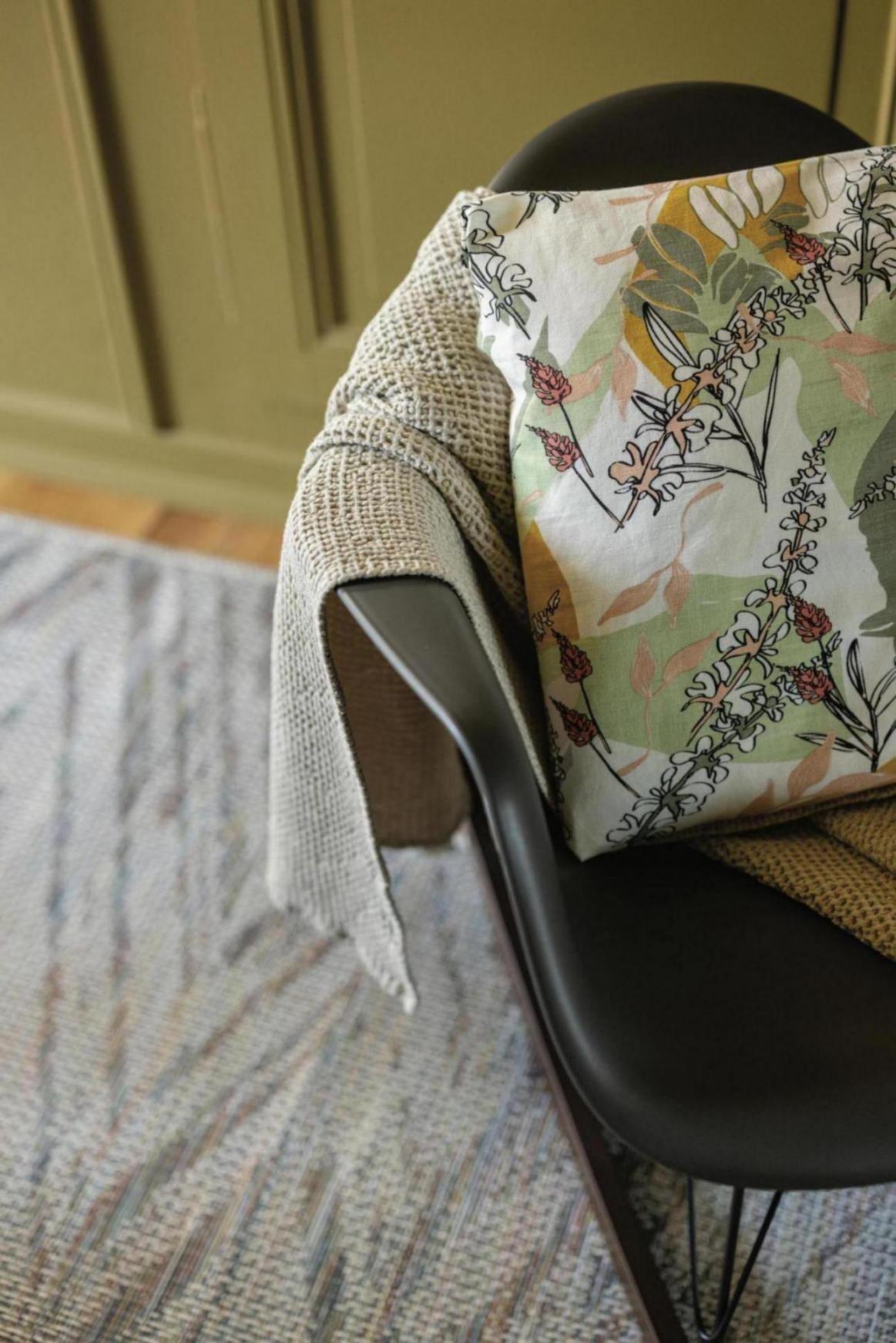 plaid riciclato maia lino, colore lino, taglia 140 x 200. dettaglio decorativo che arricchisce letto, divano o poltrona