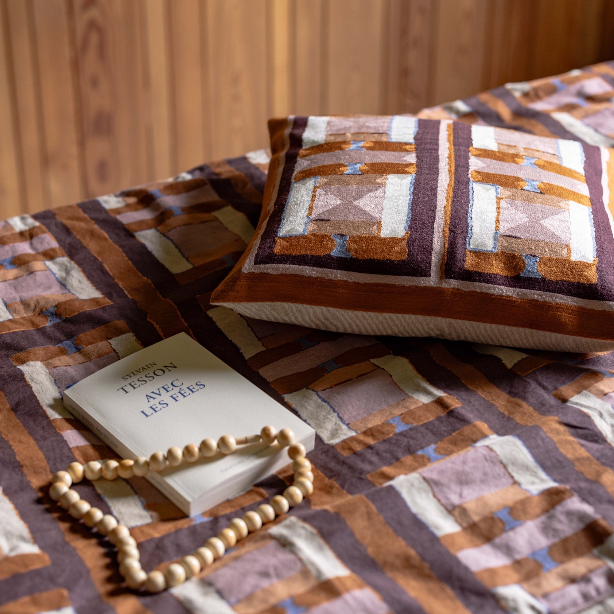 plaid stampato taho rame, colore rame, taglia 135 x 200. dettaglio decorativo che arricchisce letto, divano o poltrona