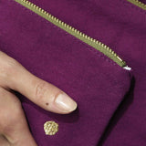 pochette iona pioggia viola, colore pioggia viola, taglia 14 x 19 x 1. dettaglio del prodotto da bagno