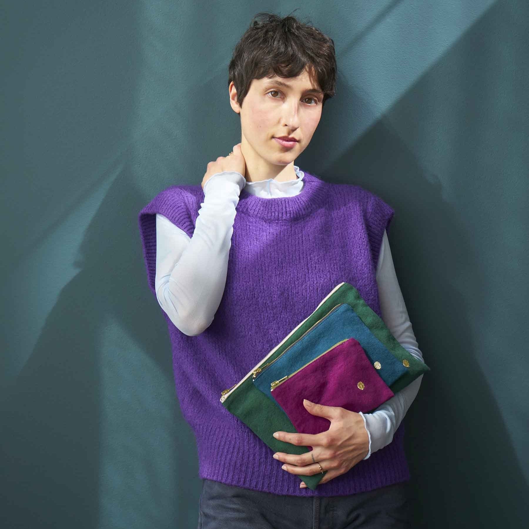 pochette iona pioggia viola, colore pioggia viola, taglia 14 x 19 x 1. dettaglio del prodotto da bagno