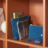 pochette iona uragano, colore uragano, taglia 11 x 14 x 1. dettaglio del prodotto da bagno