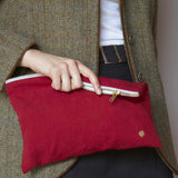 pochette iona ciliegia, colore ciliegia, taglia 19 x 28 x 1. dettaglio del prodotto da bagno