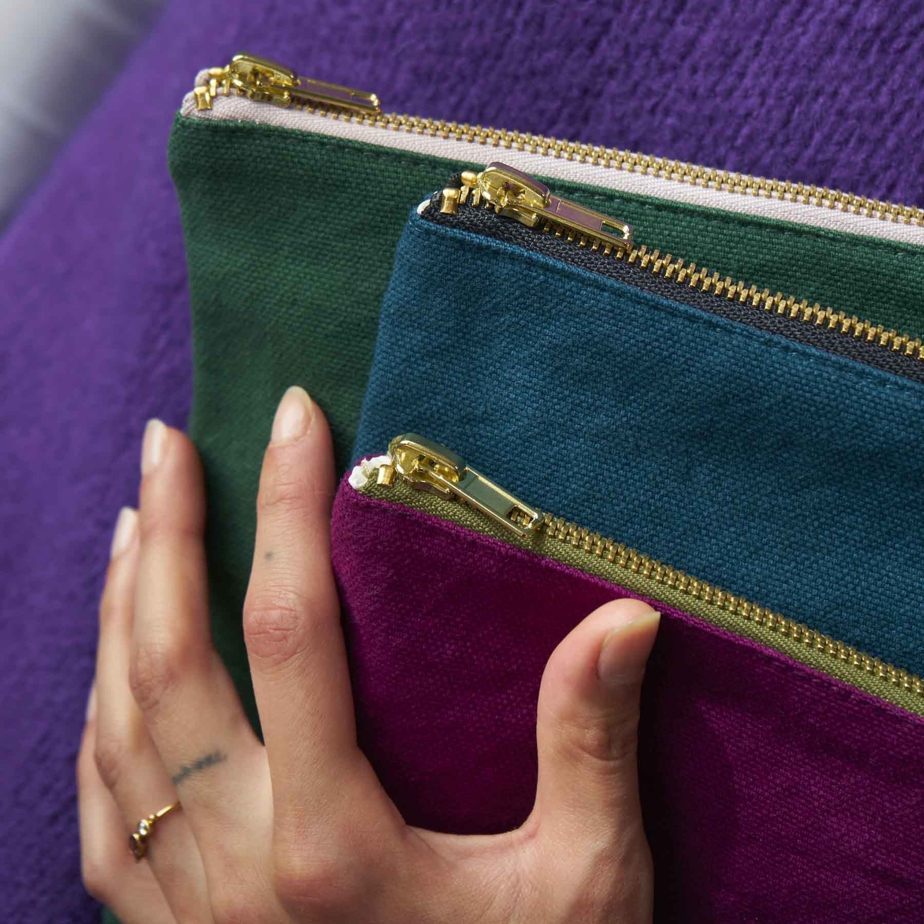 pochette iona nori, colore nori, taglia 14 x 19 x 1. dettaglio del prodotto da bagno