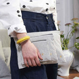 pochette gustave caviar, colore gustave caviar, taglia m. dettaglio del prodotto da bagno