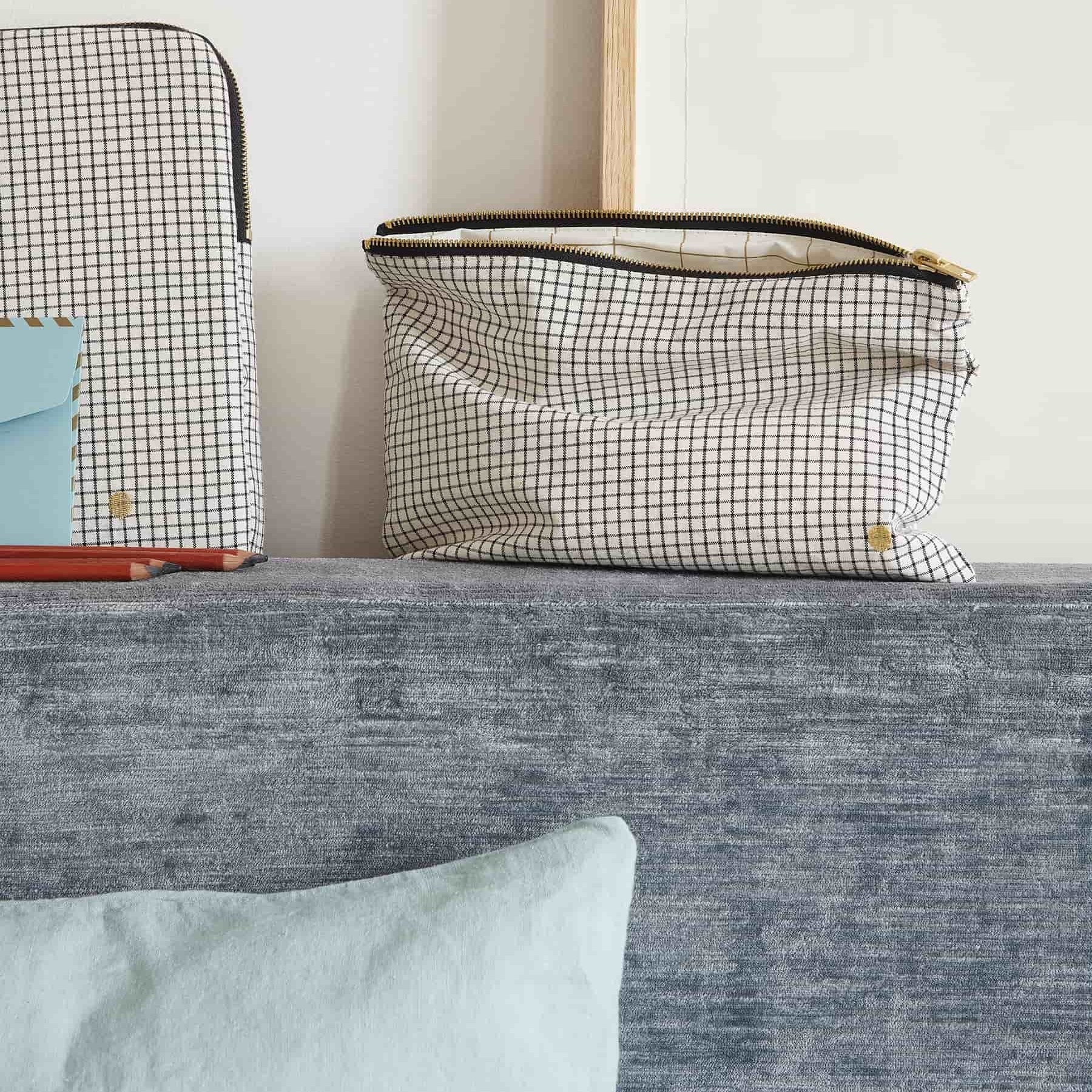 pochette gustave caviar, colore gustave caviar, taglia m. dettaglio del prodotto da bagno