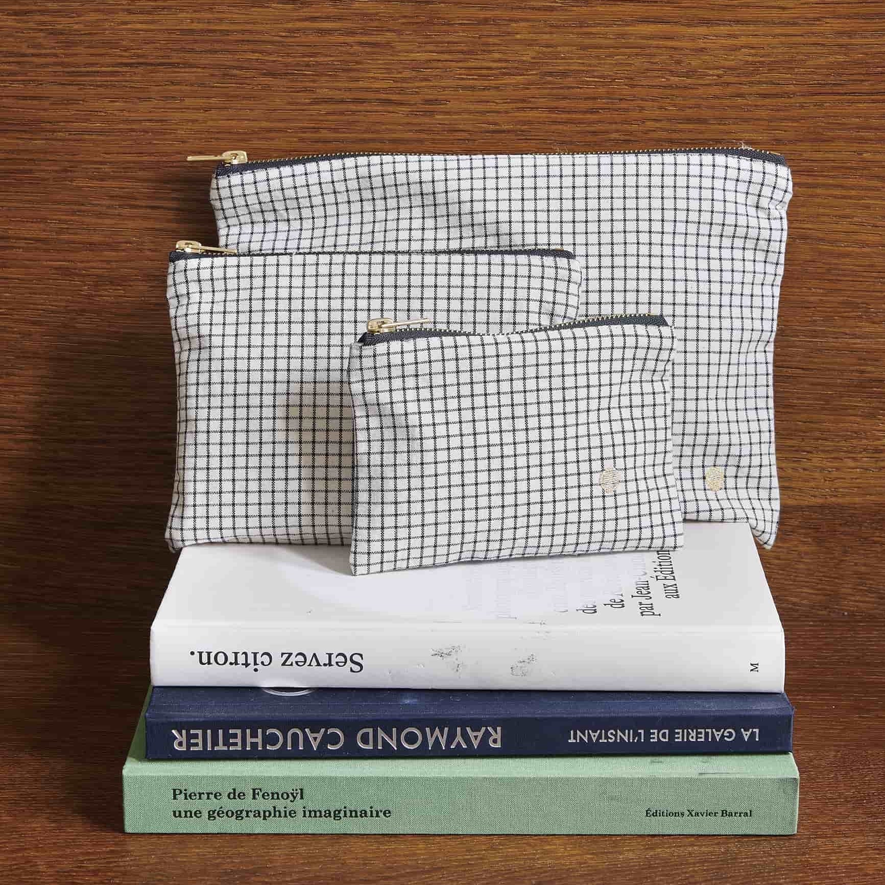 pochette gustave caviar, colore gustave caviar, taglia m. dettaglio del prodotto da bagno