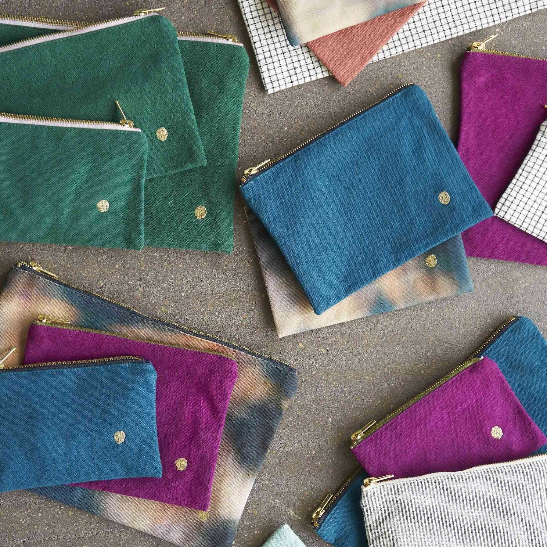 pochette iona pioggia viola, colore pioggia viola, taglia 19 x 28 x 1. dettaglio del prodotto da bagno