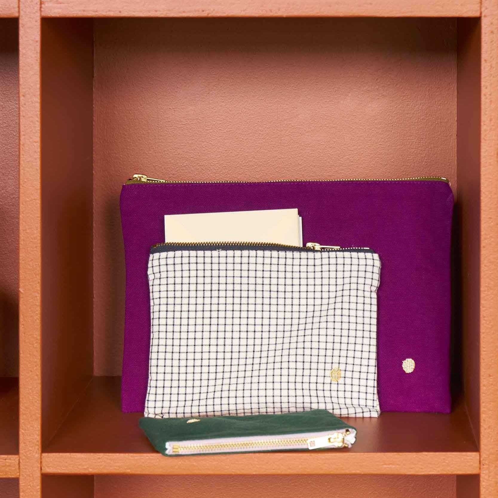 pochette iona pioggia viola, colore pioggia viola, taglia 19 x 28 x 1. dettaglio del prodotto da bagno