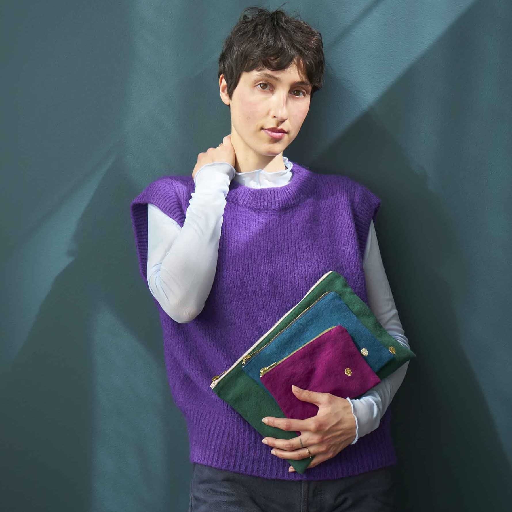 pochette iona pioggia viola, colore pioggia viola, taglia 19 x 28 x 1. dettaglio del prodotto da bagno