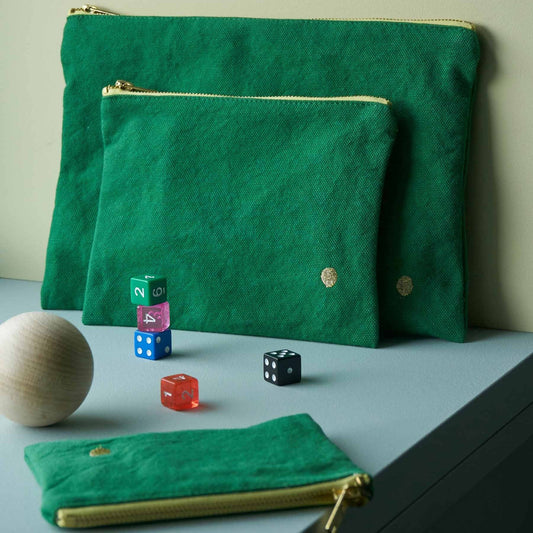 pochette iona erba, colore erba, taglia 19 x 28 x 1. dettaglio del prodotto da bagno