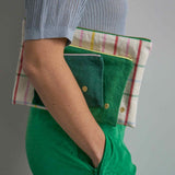 pochette iona erba, colore erba, taglia 19 x 28 x 1. dettaglio del prodotto da bagno