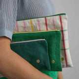 pochette iona erba, colore erba, taglia 19 x 28 x 1. dettaglio del prodotto da bagno