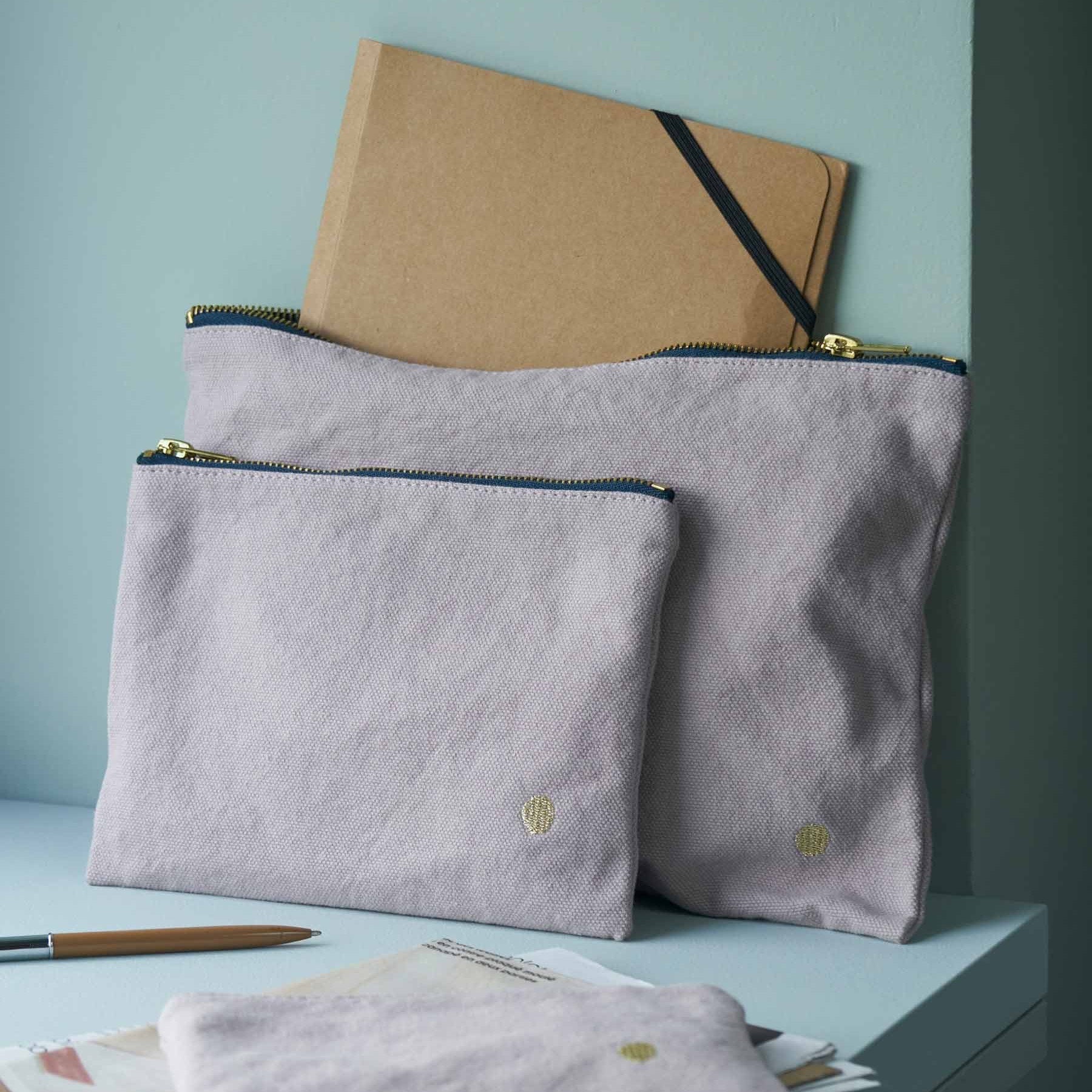 pochette iona pepe rosa, colore pepe rosa, taglia 19 x 28 x 1. dettaglio del prodotto da bagno