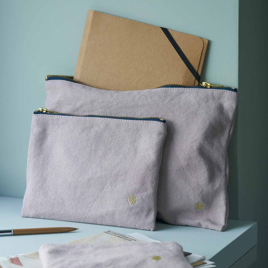 pochette iona pepe rosa, colore pepe rosa, taglia 19 x 28 x 1. dettaglio del prodotto da bagno