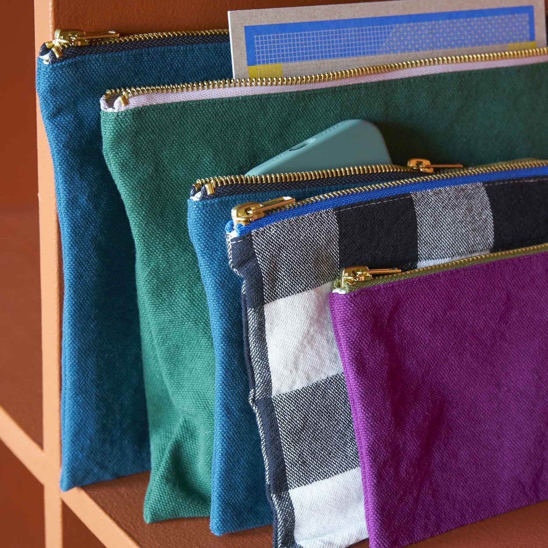 pochette iona nori, colore nori, taglia 19 x 28 x 1. dettaglio del prodotto da bagno