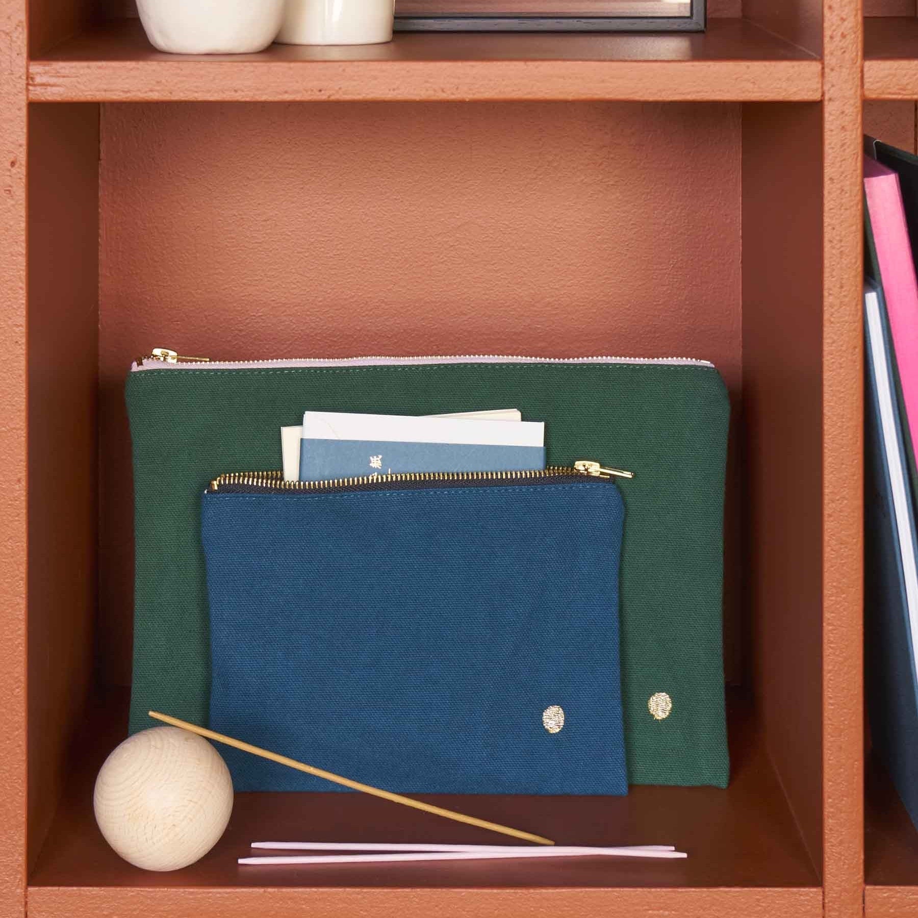 pochette iona uragano, colore uragano, taglia 14 x 19 x 1. dettaglio del prodotto da bagno