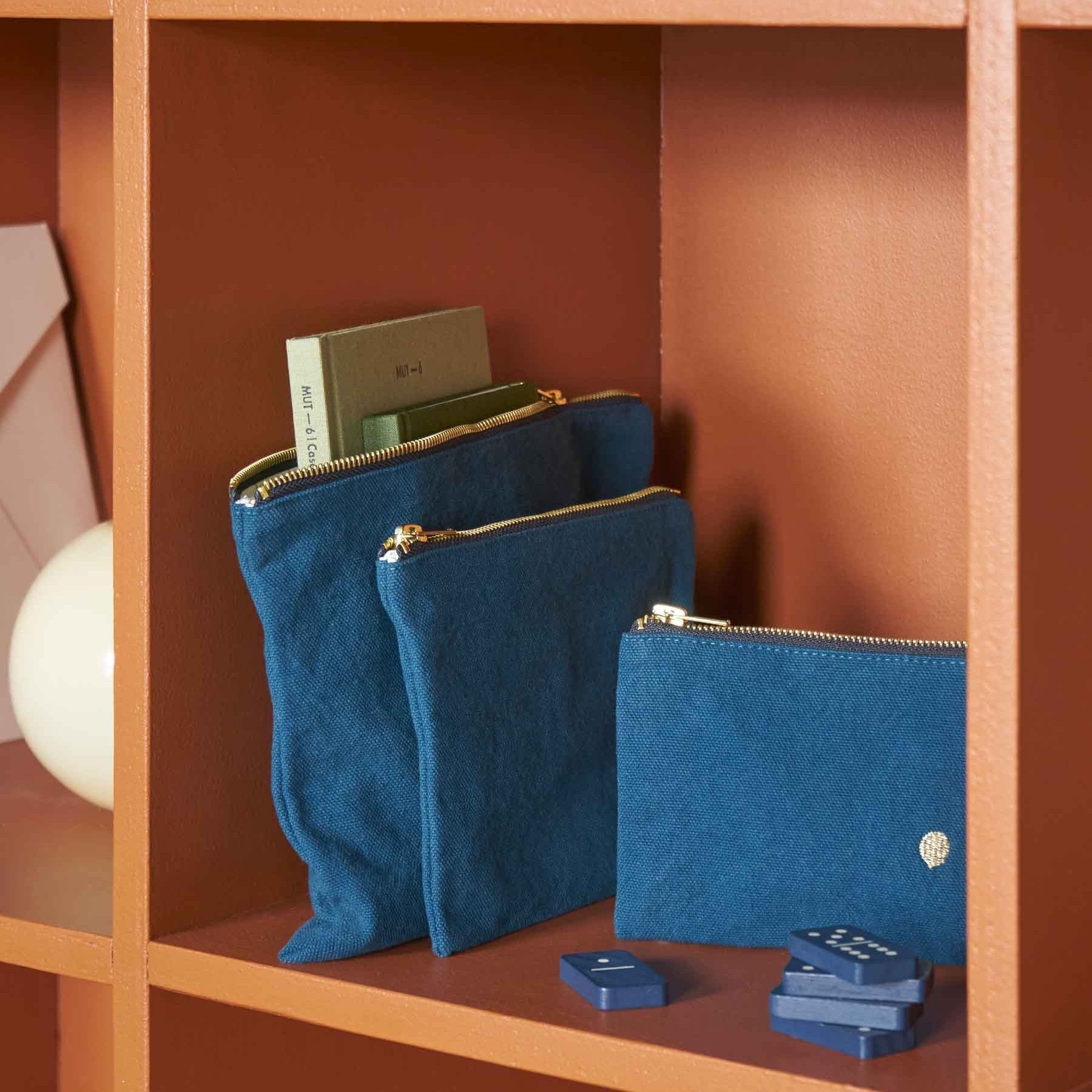 pochette iona uragano, colore uragano, taglia 14 x 19 x 1. dettaglio del prodotto da bagno