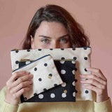 pochette mio ecru, colore ecru, taglia 19 x 28 x 1. dettaglio del prodotto da bagno