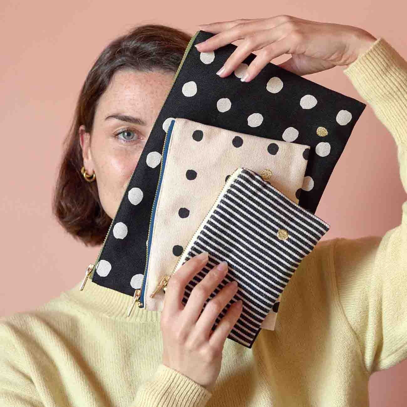 pochette mio ecru, colore ecru, taglia 14 x 19 x 1. dettaglio del prodotto da bagno