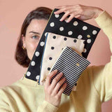 pochette mio ecru, colore ecru, taglia 14 x 19 x 1. dettaglio del prodotto da bagno