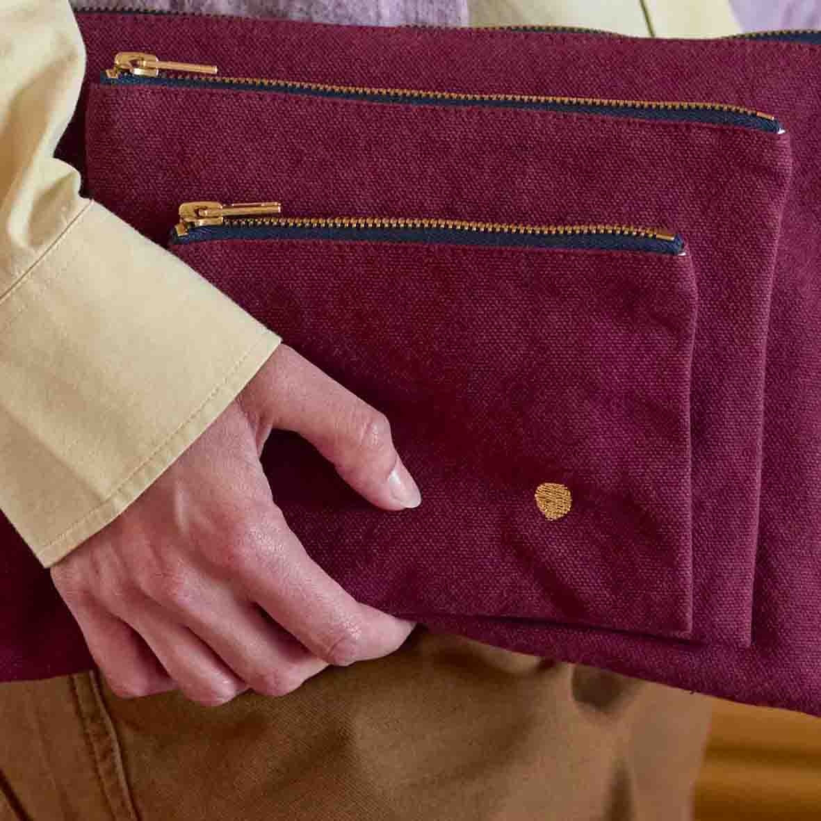 pochette iona vino, colore vino, taglia 14 x 19 x 1. dettaglio del prodotto da bagno