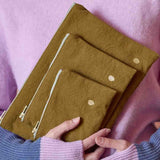 pochette iona noci, colore noci, taglia 14 x 19 x 1. dettaglio del prodotto da bagno