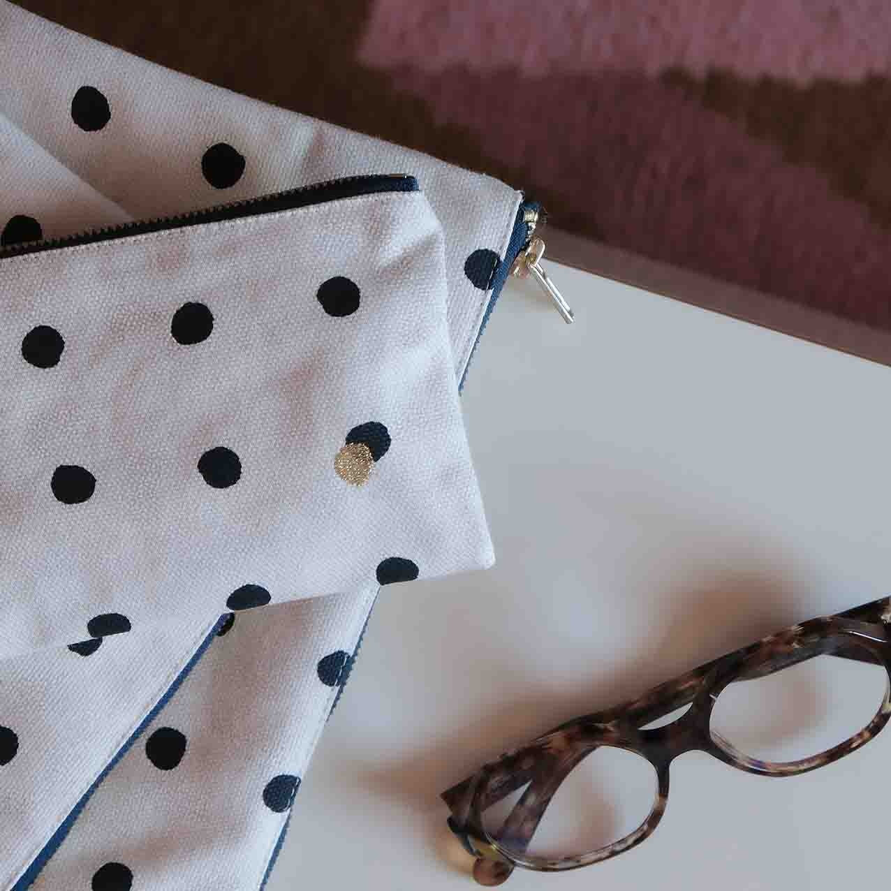 pochette mio ecru, colore ecru, taglia 11 x 14 x 1. dettaglio del prodotto da bagno