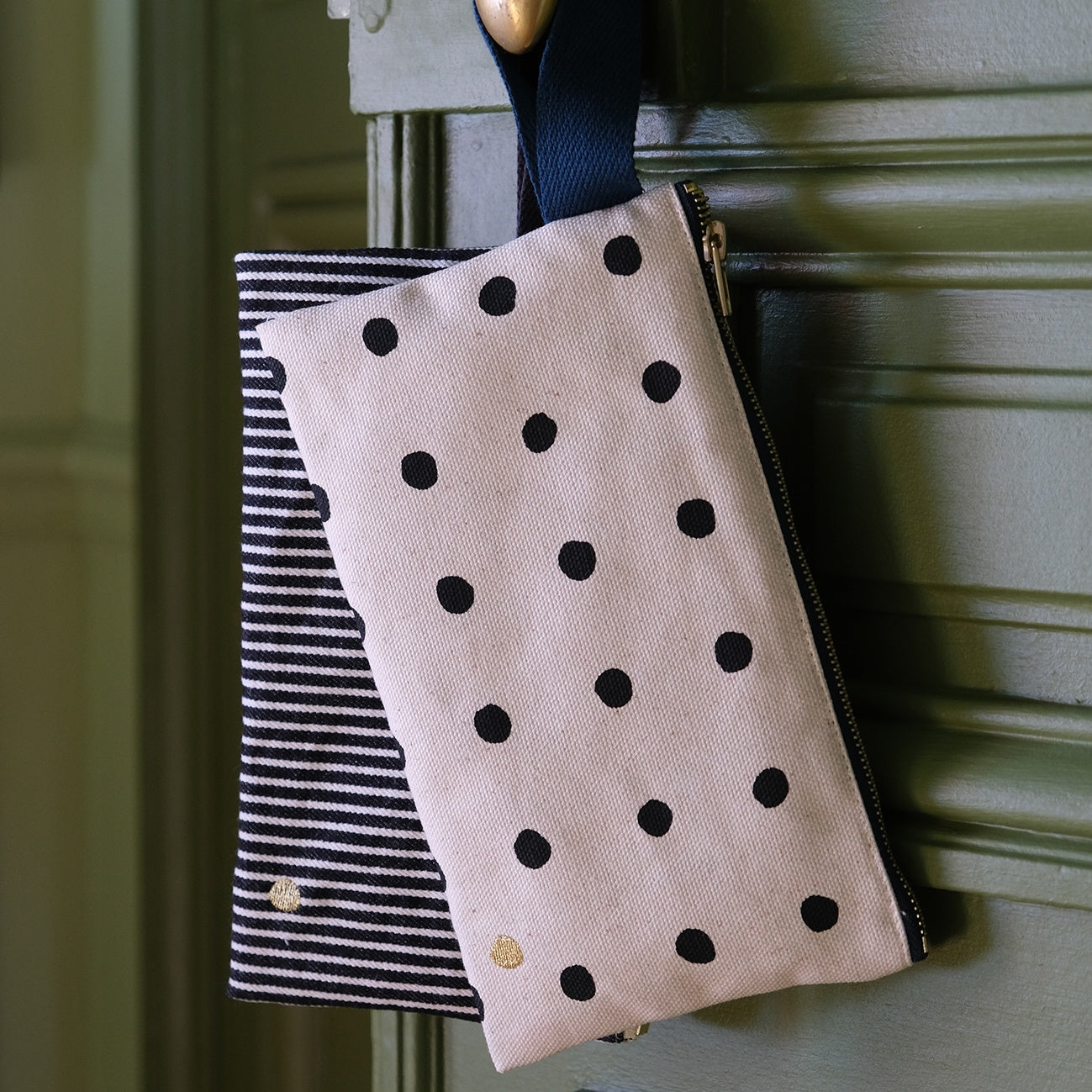 pochette con manico mio ecru, colore ecru, taglia 14 x 24. dettaglio del prodotto da bagno