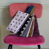 pochette da polso iona vino, colore vino, taglia 14 x 24. dettaglio del prodotto da bagno