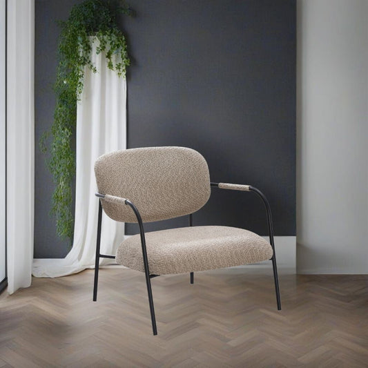 poltrona nat con struttura in metallo nero e seduta in tessuto teddy tortora, poltrona imbottita con struttura solida e design moderno