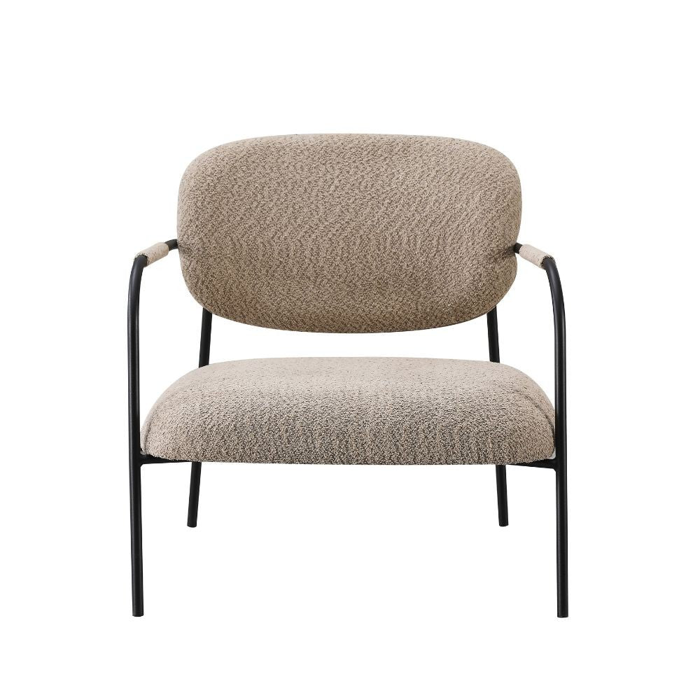 poltrona nat con struttura in metallo nero e seduta in tessuto teddy tortora, vista ambientata in soggiorno o angolo lettura