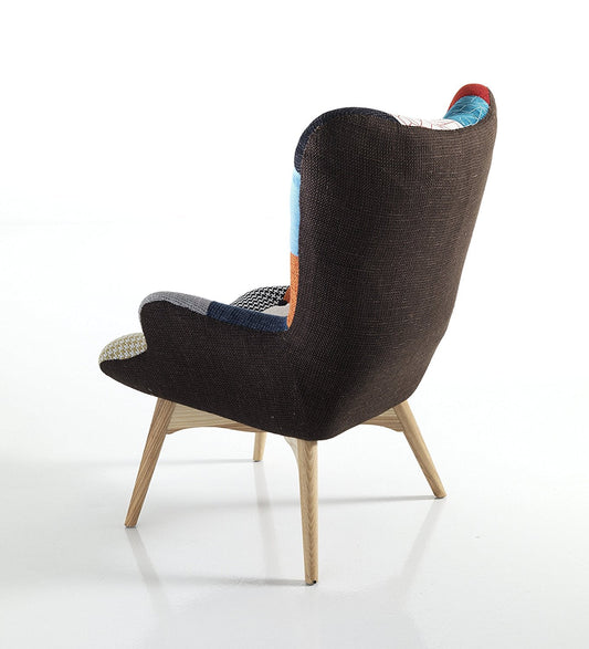 poltroncina havana imbottita in tessuto patchwork, vista ambientata in soggiorno o angolo lettura