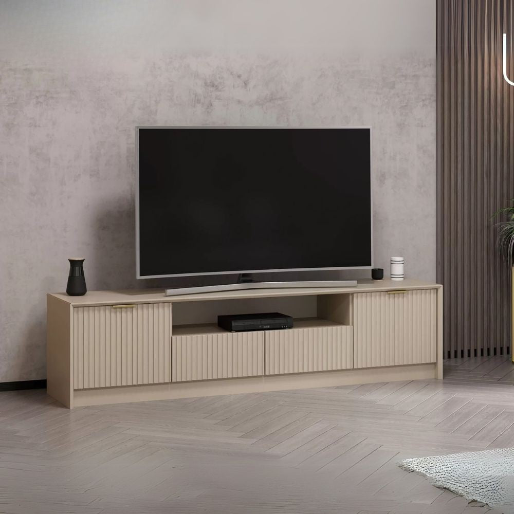 porta tv kale con 4 ante effetto cannettato e nicchia a giorno con maniglie oro, dettaglio delle ante e finiture in legno naturale