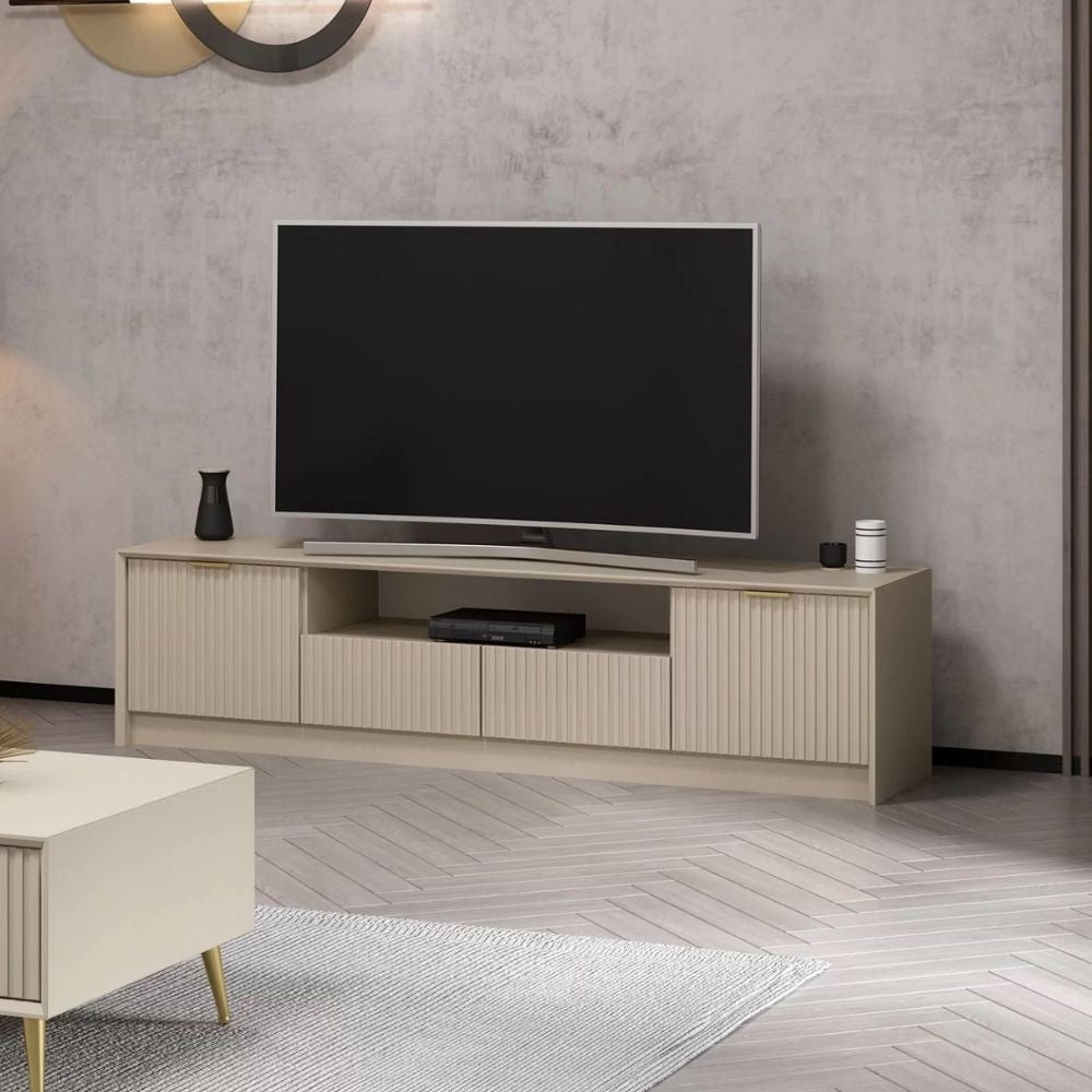 porta tv kale con 4 ante effetto cannettato e nicchia a giorno con maniglie oro, vista ambientata in soggiorno o zona living