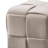 pouf den quadrato effetto intrecciato colore tortora, dettaglio delle cuciture e materiali di rivestimento