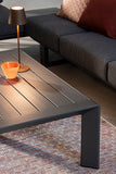 set salotto konnor con 2 divani e 1 tavolino in alluminio antracite, ideale per creare una zona lounge esterna accogliente