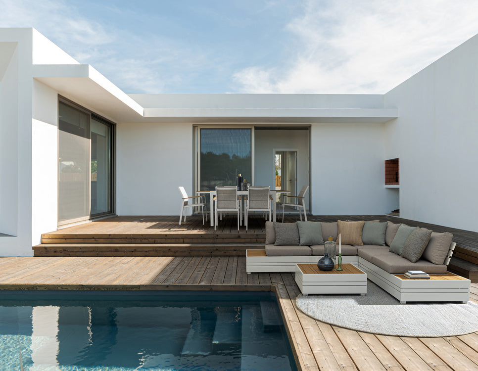 set salotto angolare osten in alluminio antracite e tessuto tortora, ambientazione d’arredo con il prodotto protagonista