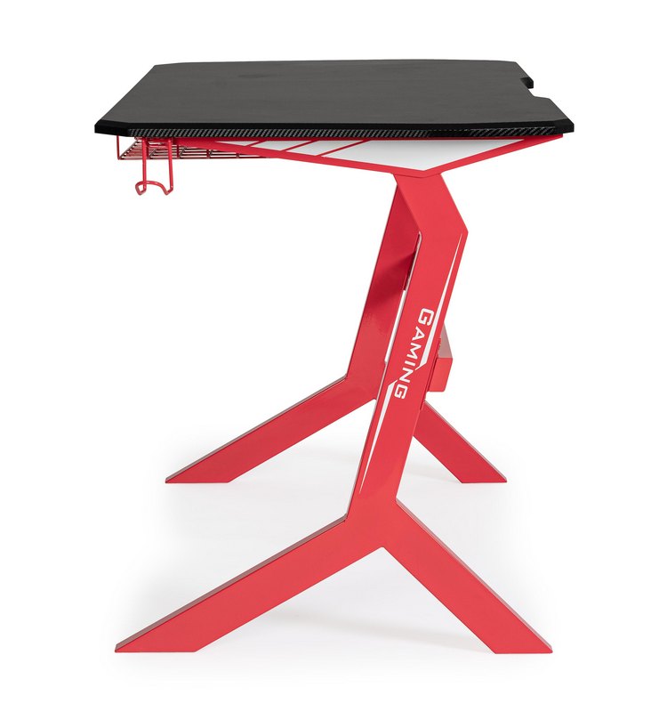 scrivania gaming in legno e pvc nero con base acciaio rosso, 118 x 65 cm, ambientazione d’arredo con il prodotto protagonista