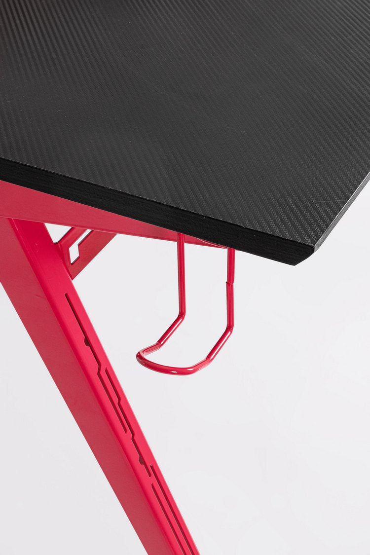 scrivania gaming in legno e pvc nero con base acciaio rosso, 135,5 x 60 cm, ambientazione d’arredo con il prodotto...